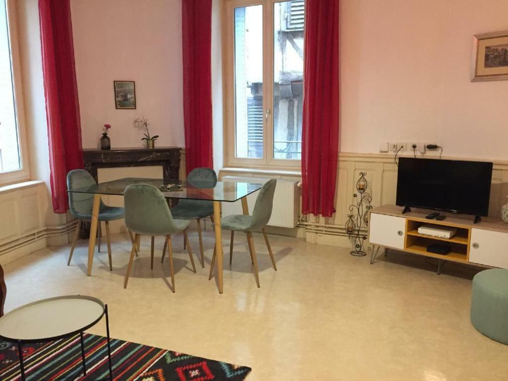 Apartamento Cap Coutellerie - Sejours Pros Ou Familles En Hypercentre De Thiers Exterior foto